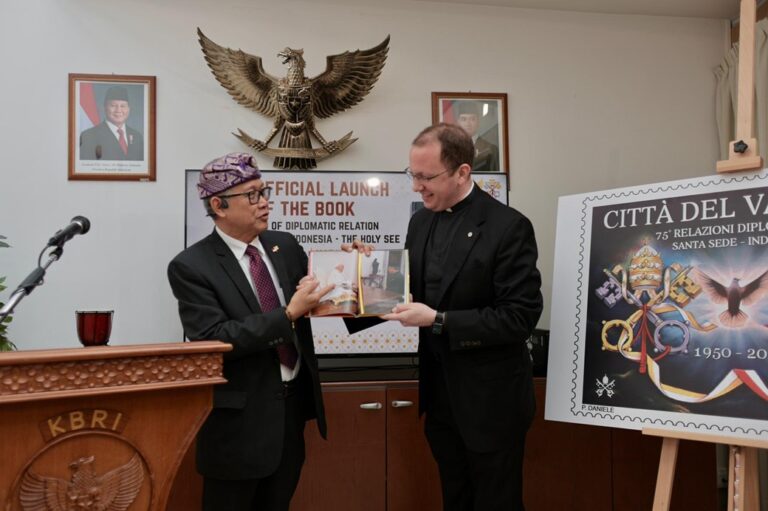 Buku 75 Tahun Hubungan Diplomatik Indonesia-Taktah Suci Diluncurkan di Roma