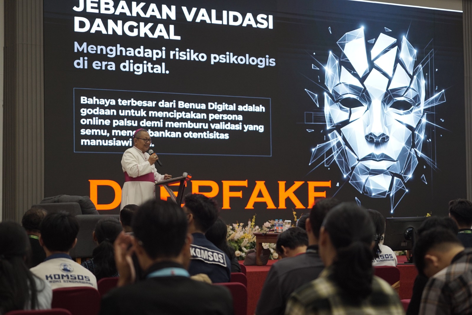 Kebisingan Digital, Uskup Didik Ingatkan Komsos Tak Sekadar Pengguna Teknologi