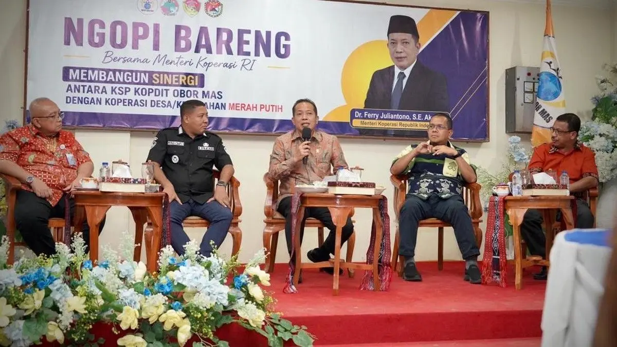 Menkop Ferry Julianto Hadiri Dialog Bersama Pengurus KDMP di Kabupaten Sikka