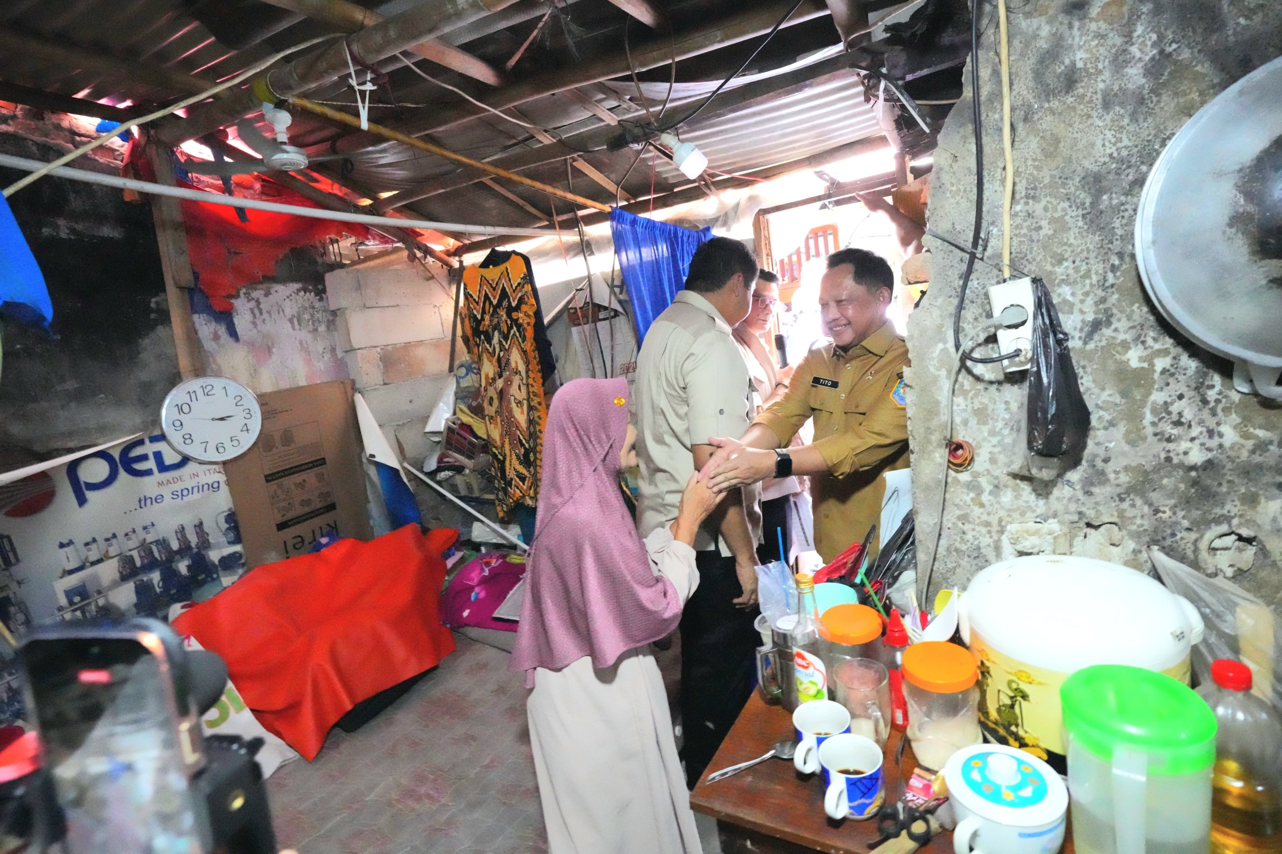 Cek Langsung Penerima BSPS di Jakbar, Mendagri Dorong Pemda Perluas Dukungan Bedah Rumah Melalui APBD