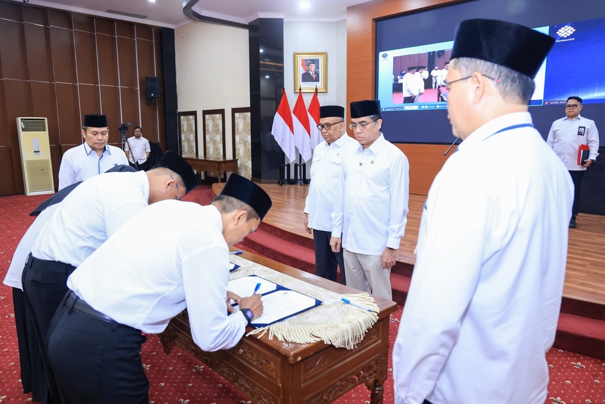 Pesan Menaker Yassierli Usai Lantik 10 Pejabat
