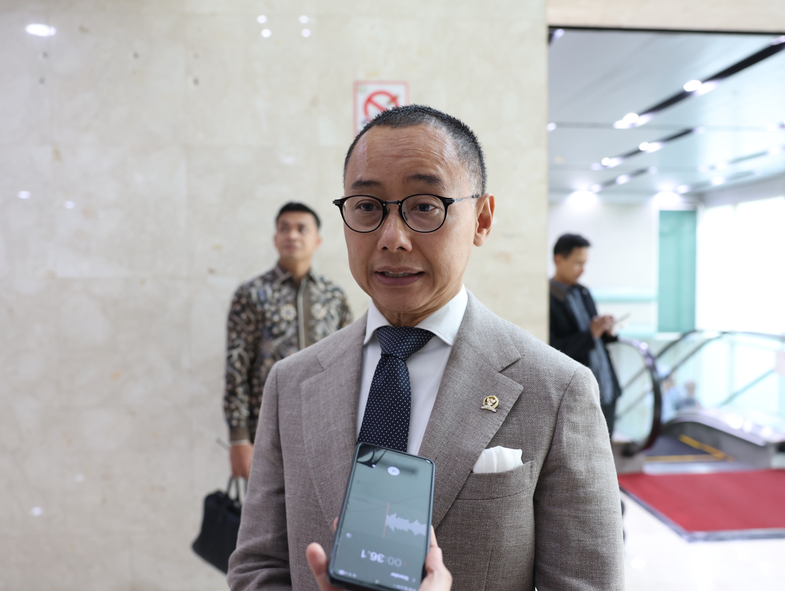 Eddy Soeparno ; Penurunan Harga Minyak Harus Untungkan Masyarakat