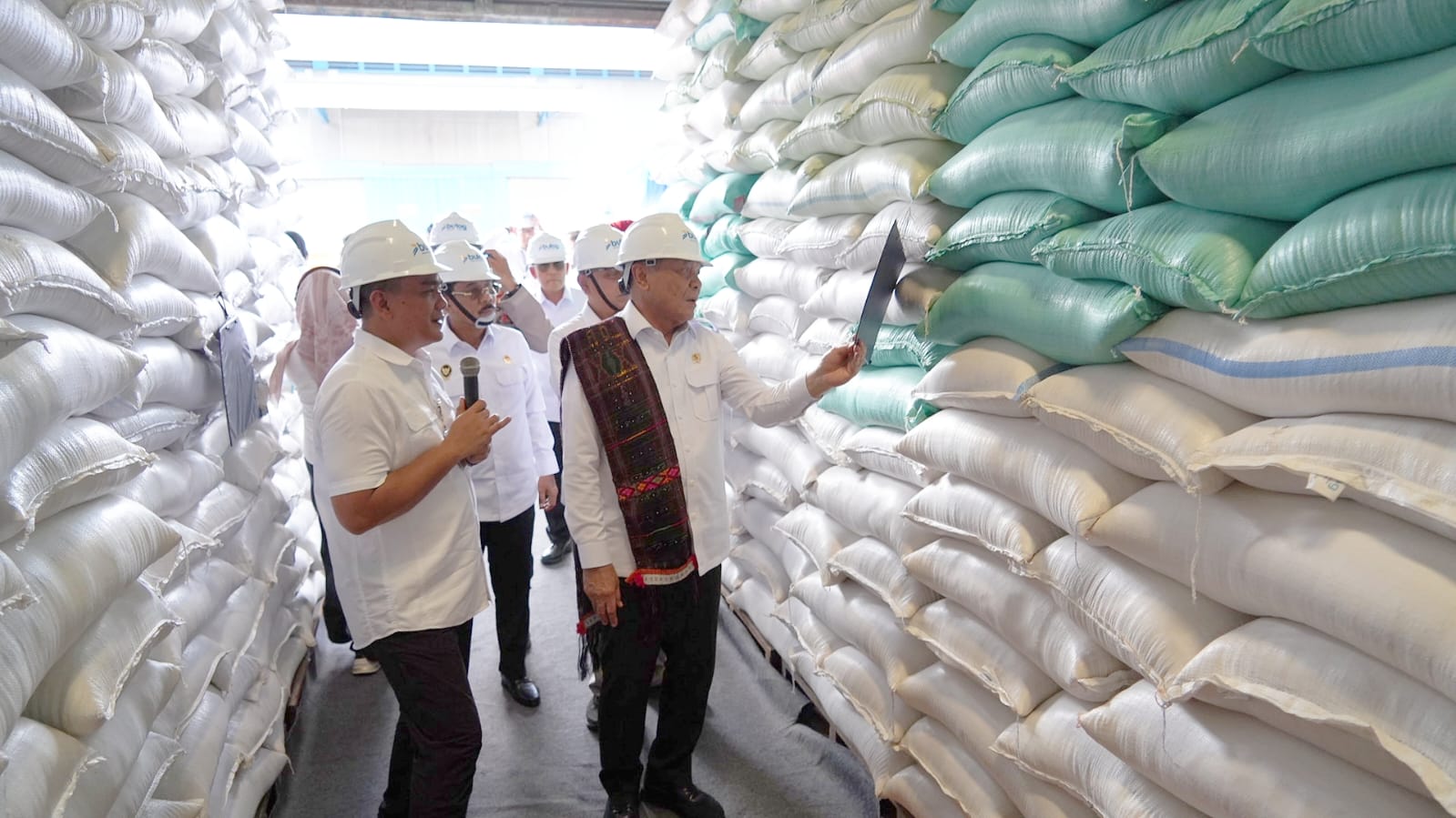 Pastikan Keamanan Stok Beras, Menko Polkam Kunjungi Gudang Bulog di Sumut