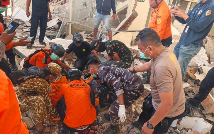 Gerak Cepat, TNI Kerahkan Personel, Hercules, dan KRI Bantu Masyarakat Terdampak Gempa di Flores NTT