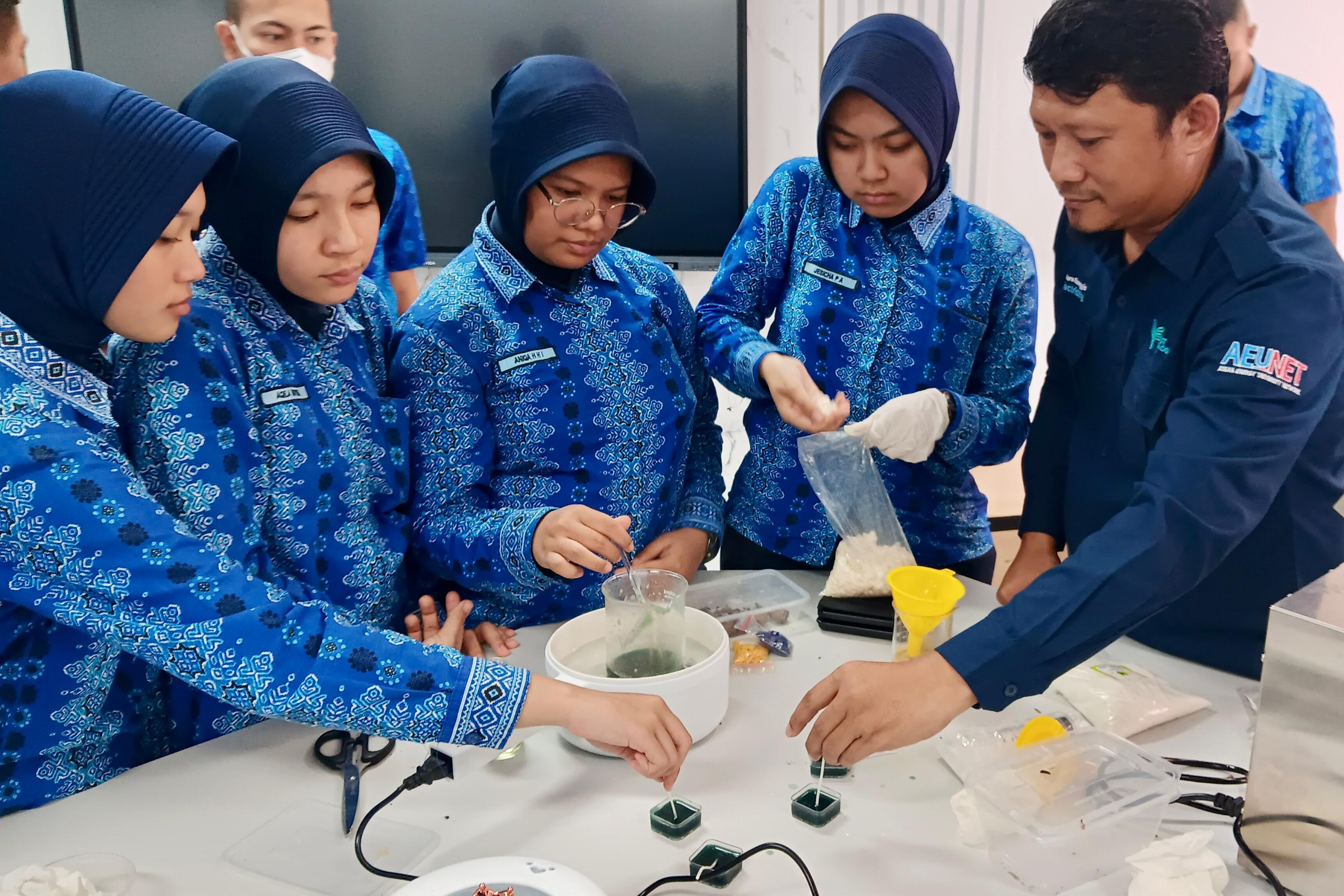 Siapkan SDM Untuk Transisi Energi, PLN dan IT PLN Beri Pelatihan Energi Terbarukan Bagi Siswa SMA