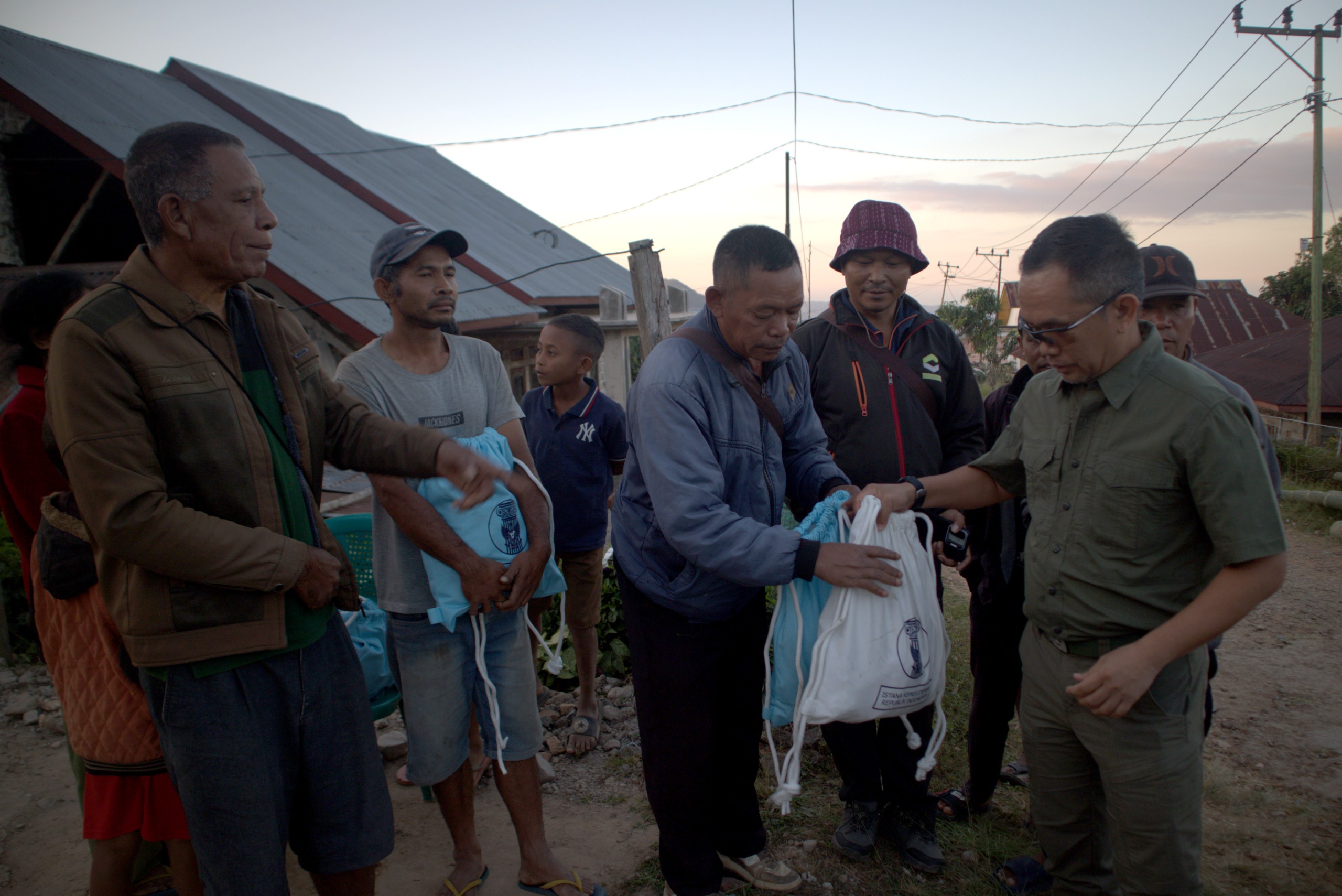 BNPB Salurkan Bantuan bagi Warga Terdampak Gempa M7.7 di Kecamatan Kuwus di Manggarai Barat
