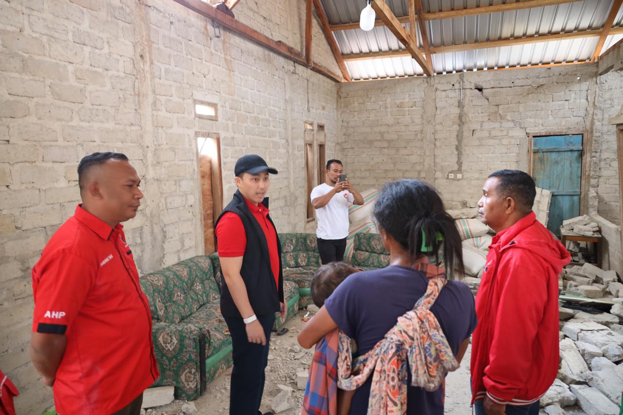 Stevano Turun Langsung Salurkan Bantuan Bagi Warga Terdampak Bencana NTT