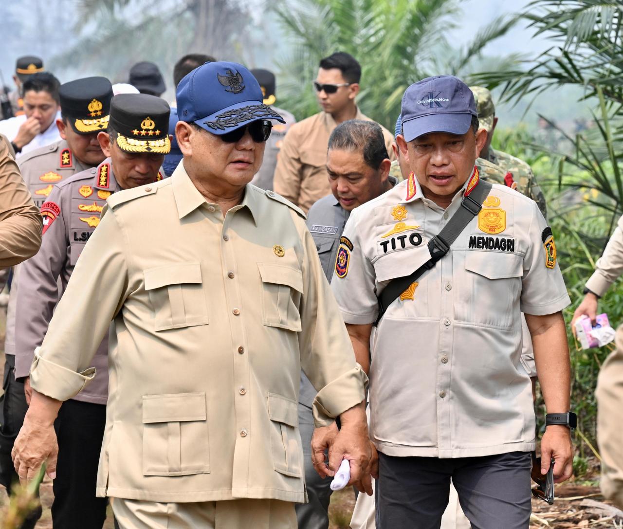 Mendagri Tito Dampingi Presiden Prabowo Tinjau Penanganan Karhutla di Kalimantan Barat*