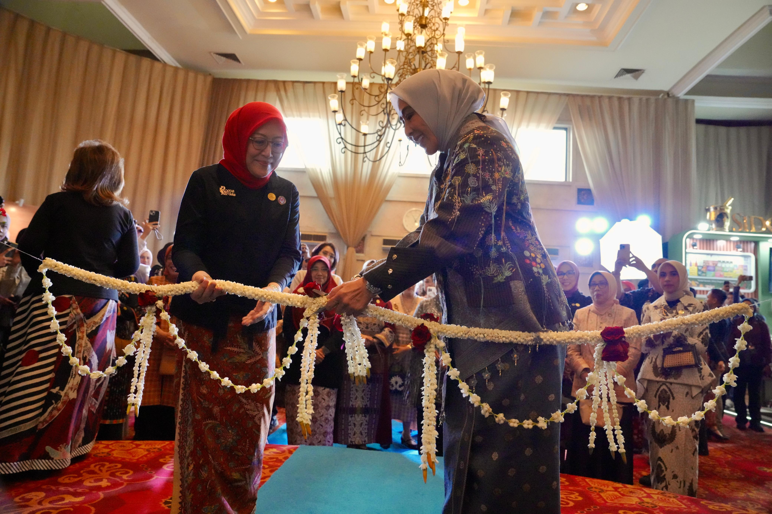 Ketua Harian arian Dekranas  Membuka Pameran Instalasi Roepa Merdeka