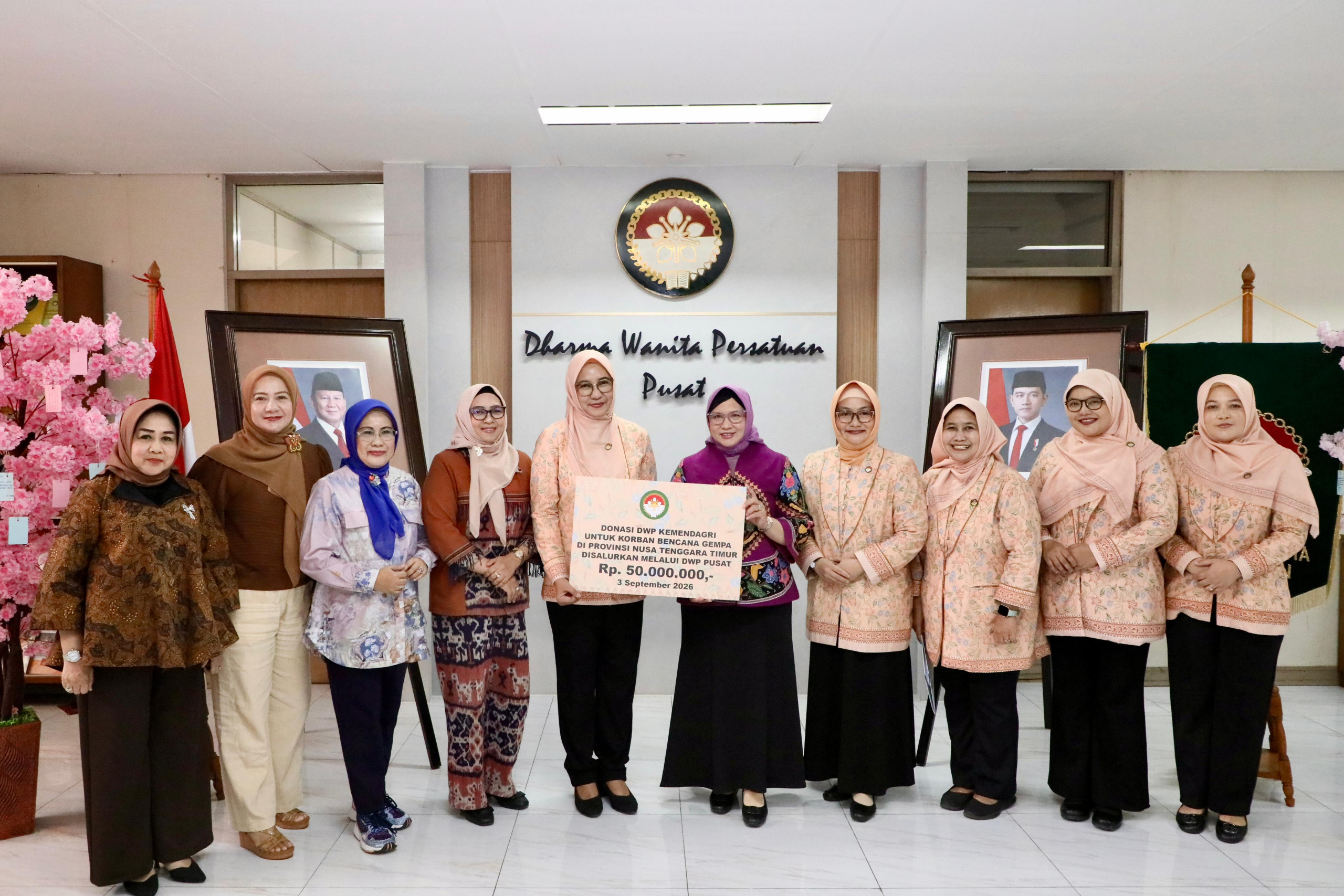 DWP Kemendagri Serahkan Bantuan Dana Rp 50 Juta  untuk Korban Gempa di NTT