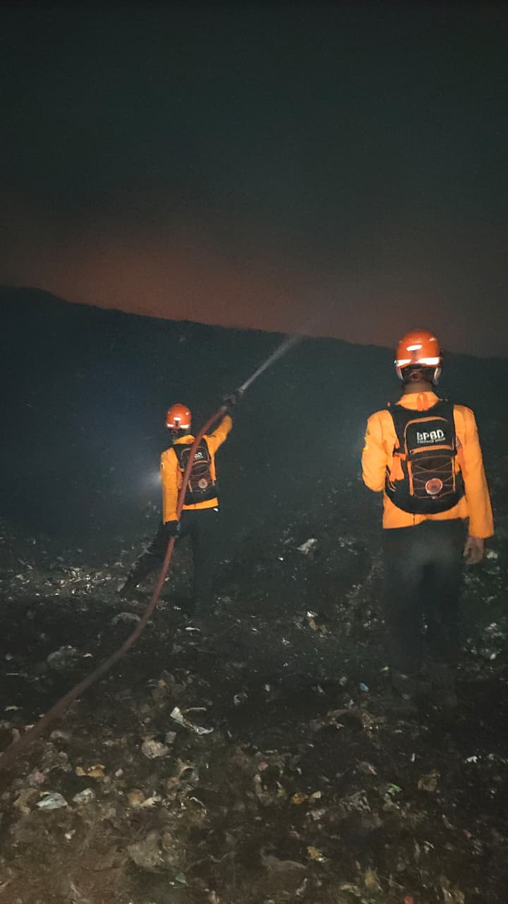 Sulitnya Akses Masuk Petugas Pemadaman Ke TPA Galuga Bogor
