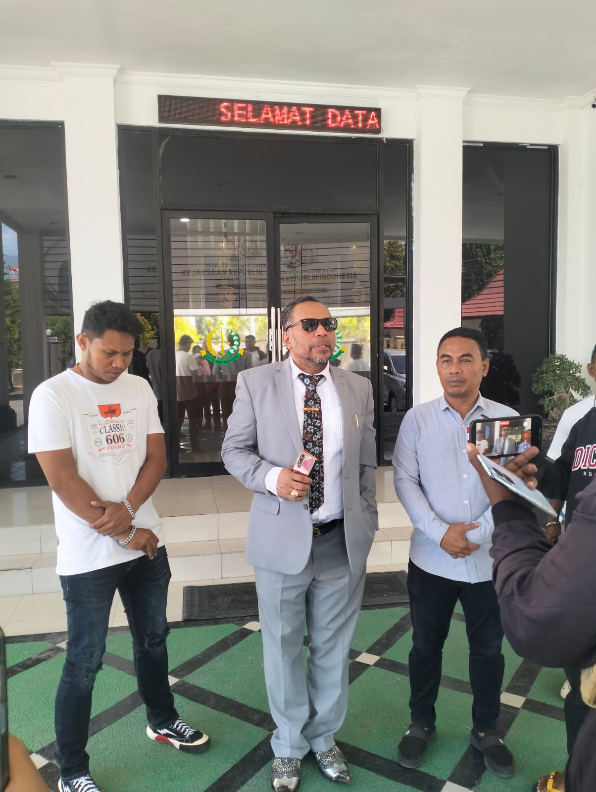 Kuasa Hukum Iwan Kila Dorong Kasus Ketua DPRD Ende ke Kejari Ende: “Segera Ditangkap!”