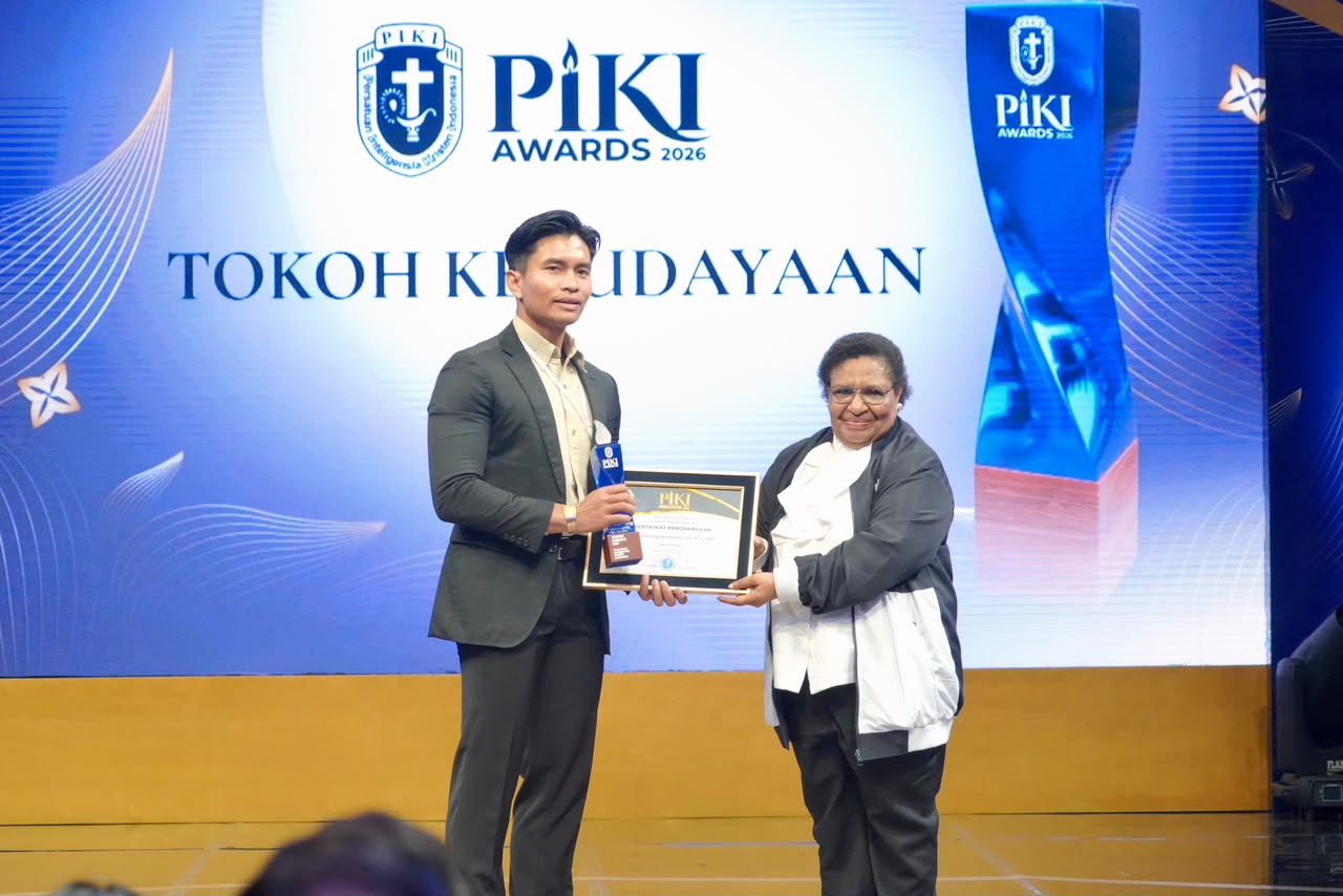Wamendagri Ribka Haluk Serahkan Penghargaan Tokoh Kebudayaan pada PIKI Awards 2026